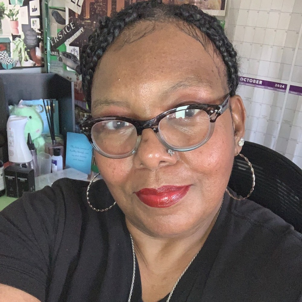 Meet your Posher, Raquel;